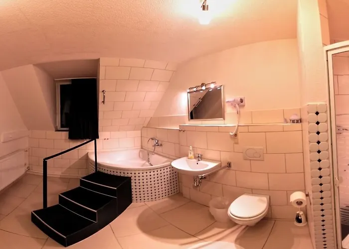 Balthasar Neumann Speiserei & Gaestehaus - Zentrum -e-ladestation, Naehe Phantasialand Casa de hóspedes